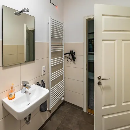 فيلة Modern 6 Bathroom In The *