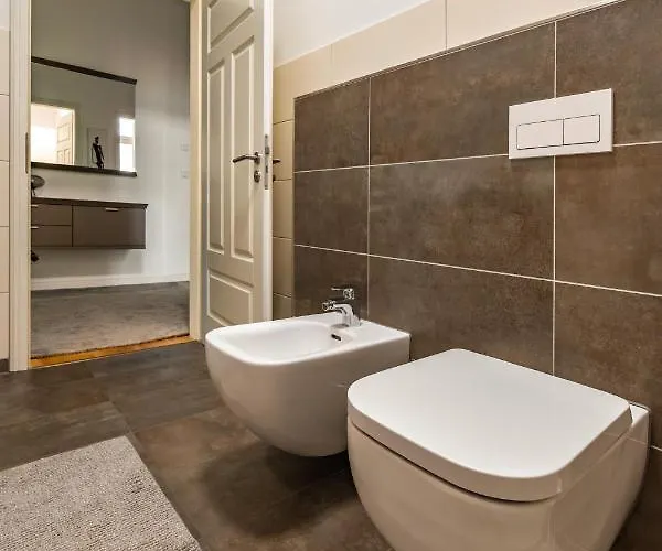 Modern 6 Bathroom In The *